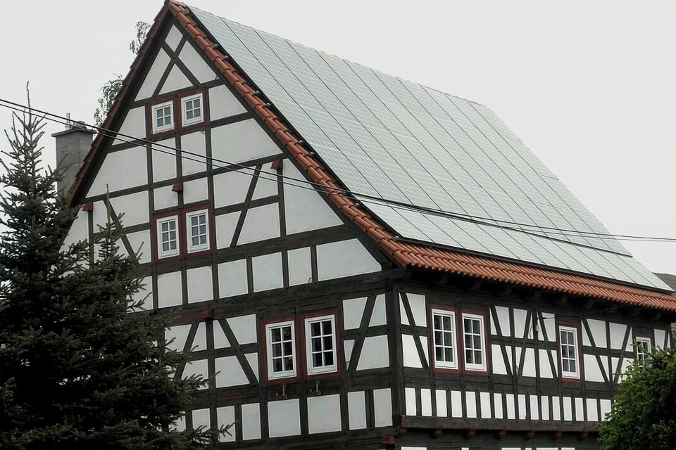 Fachwerkhaus mit Dach-Photovoltaik in Kirchheim, Thüringen