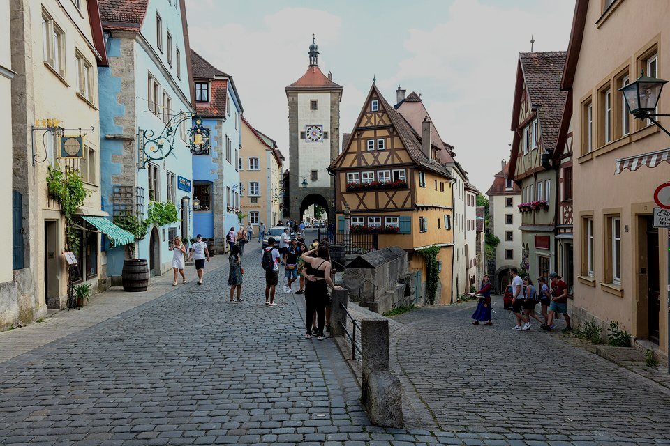 Fachwerkhäuser und Ziegeldächer am Plönlein in Rothenburg ob der Tauber